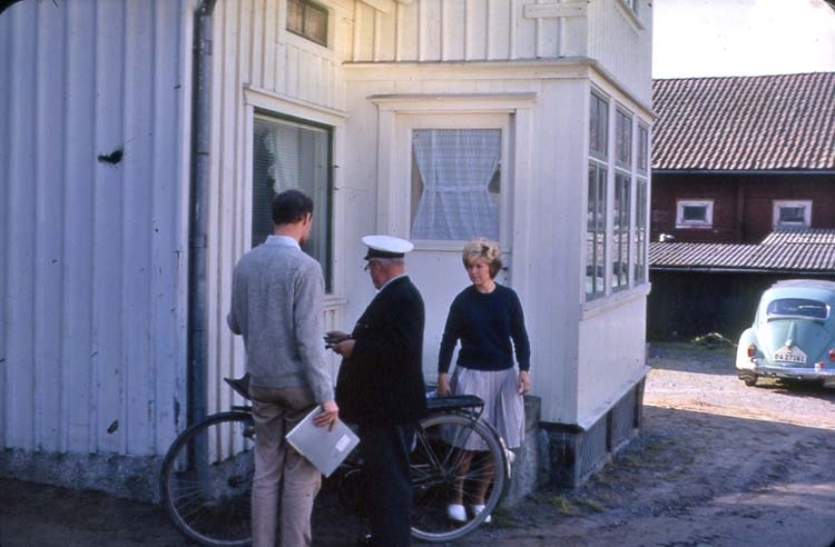 Stenungsunds gamla centrum. Filmteam från USA 15-19/9 1962.
Brevbärare.