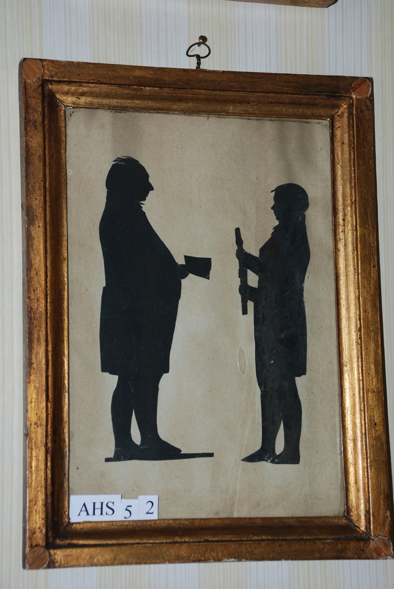 Gullramme.
Silhouetter som forestiller Hans Berent Forman (1739-1822) og hans dattersønn Hans Berent Forman Fasmer (1995). Herren i profil dreiet mot høyre, gutten dreiet mot venstre. Begge i helfigur.
