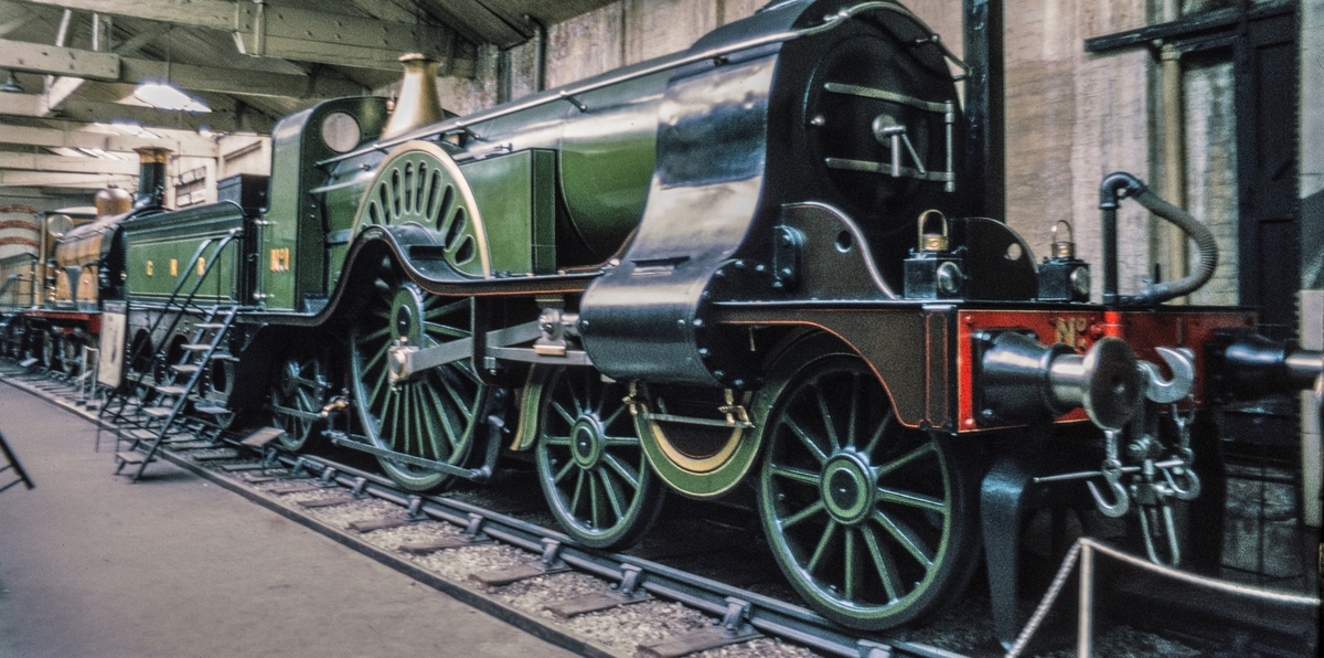 2'A'1 damplok  Great Northern Railway nr 1 på NRM, Det nasjonale jernbanemuseet i England. "Stirling single" med 8 fots (2,44 m) drivhjul. Konstruktør var Patrick Stirling 1820 - 1895