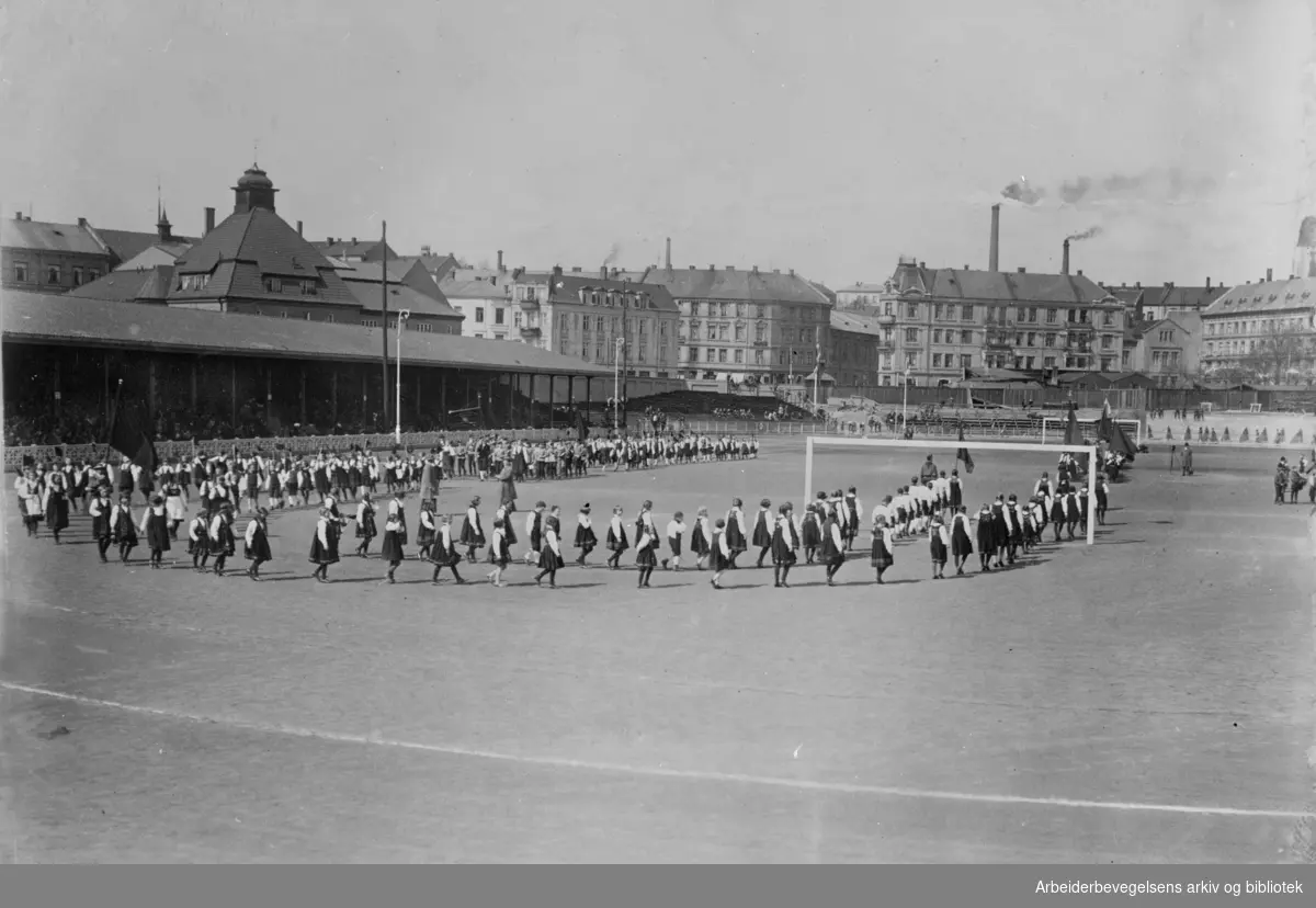 1. mai 1925, fra barnestevnet på Bislett stadion med en oppvisning av leikarringer fra barnelagene.