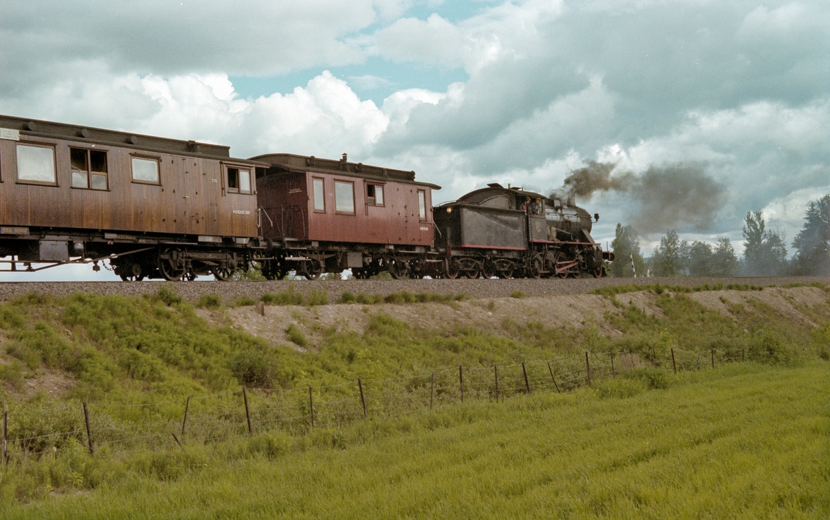 Veterantog på Solørbanen, syd for Kirkenær. Toget trekkes av damplokomotiv type 24b nr. 236.
