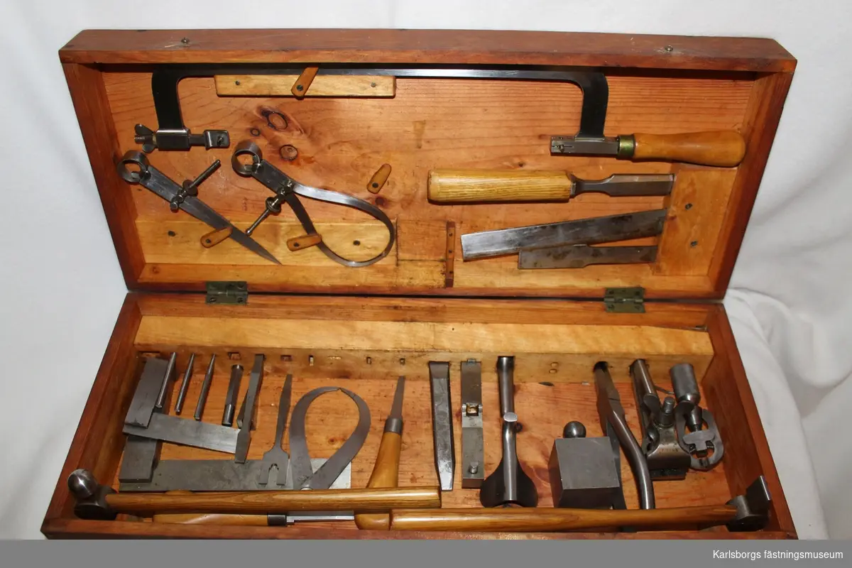 Trälåda innehållande verktyg för vapentekniker.