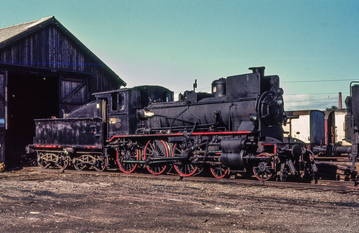 Utrangert damplokomotiv type 27a nr. 234, hensatt på Marienborg ved Trondheim.
