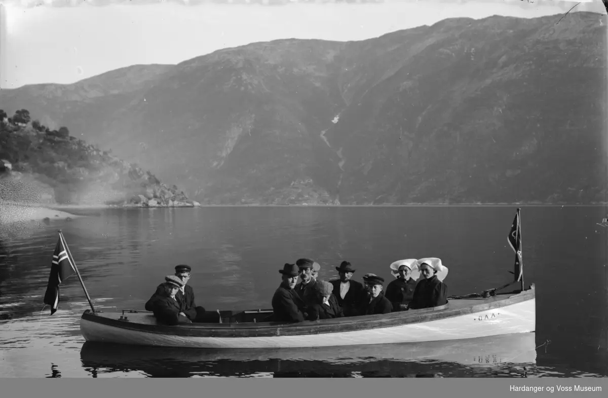 Folk på båttur med motorbåt