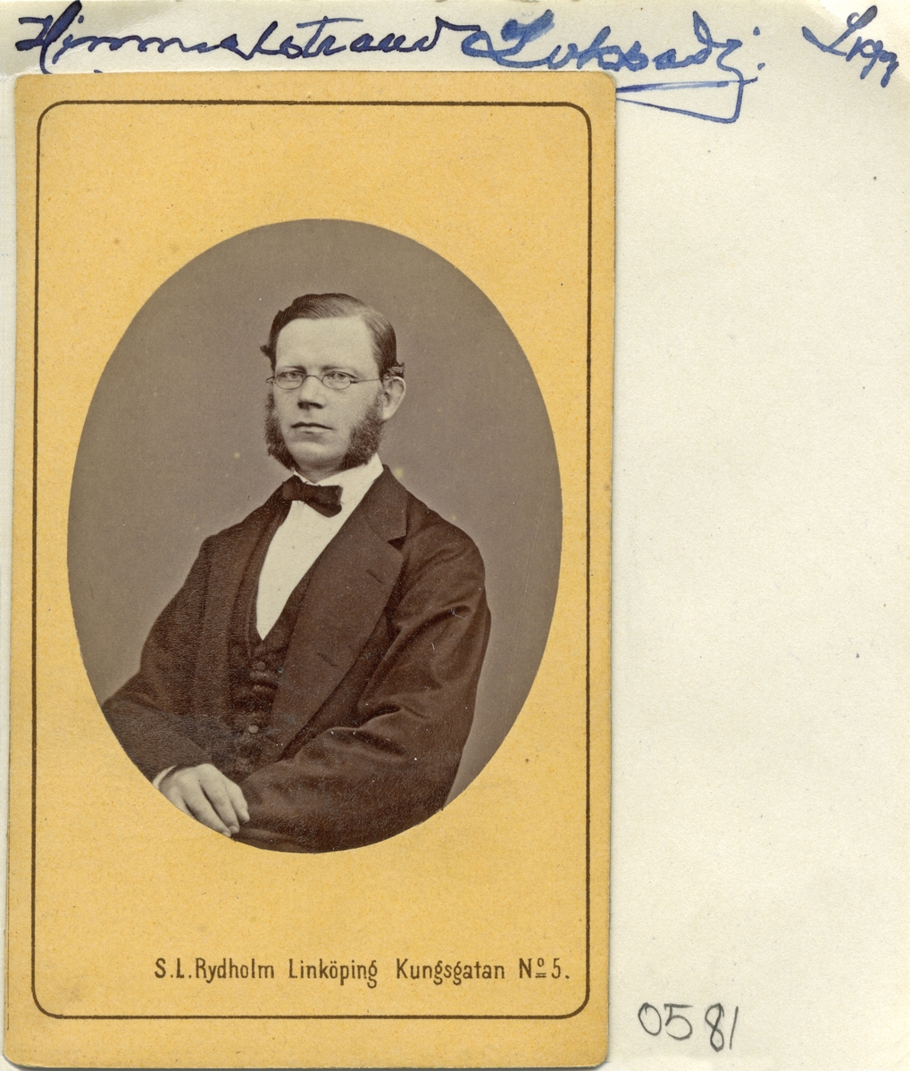 Porträtt av Johan Ludvig Viktor Himmelstrand, född i Västervik 1834. Vid tiden för bilden läroverksadjunkt vid Linköpings läroverk. Gift i Hudiksvall 1869 med Walborg Wennberg. Himmelstrand hade då tjänst vid Hudiksvalls läroverk. Död i Sundsvall 1922.