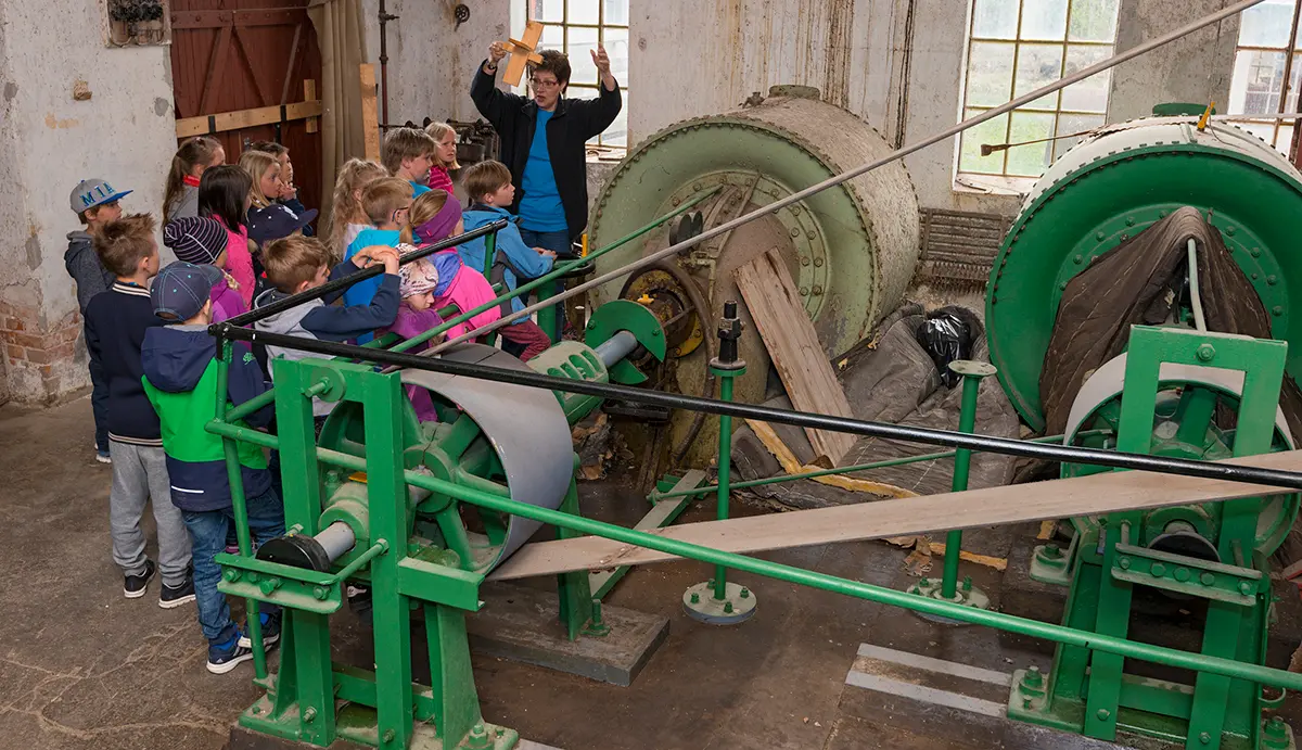 Elever fra grunnskolen på besøk i Klevfos industrimuseum.