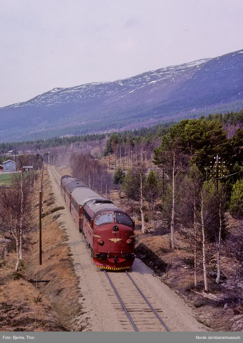 Østgående dagtog 352 Åndalsnes-Oslo trukket av diesellokomotiv Di 3 621 mellom Lesjaverk og Lora