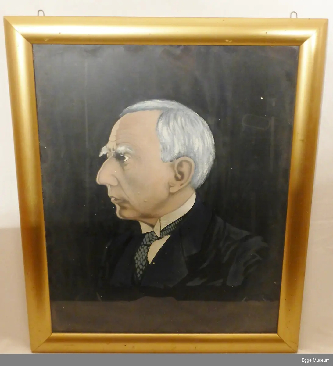 Portrett, sannsynligvis av Roald Amundsen. Bildet viser hans venstre profil. Han har på seg blå dress med svart slips med blå prikker på. Håret er grått, øyebrynene buskete og ansiktet bærer preg av alvor.