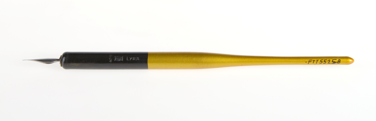 Rund og avlang penneholder i malt tre med splitt på tuppen i metall.