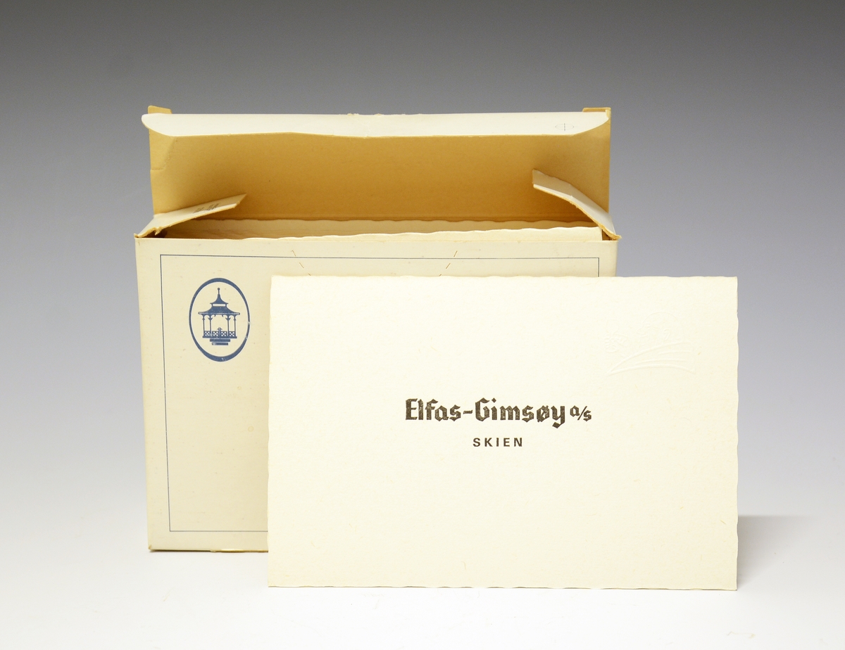 Rektangulær pappboks med vippelokk med ubrukte Brevkort. Kortene har firmanavnet Elfas-Gimsøy A/S Skien på baksiden.
