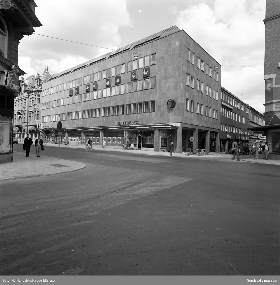 Exteriörbilder på det nybyggda Tempohusets fasad mot Storgatan. Det nya varuhuset ska invigas till hösten 1966.