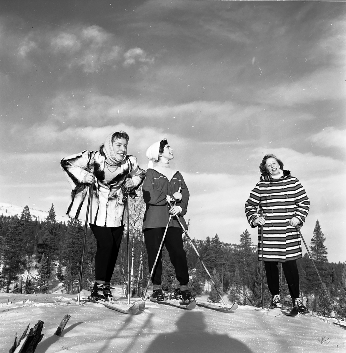 På konvolutt: Fru Hjertås,Engerdal. Rise Grønoset (i midten) og to kvinner på ski