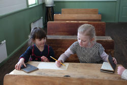 To "moderne" barn prøver ut gammeldagse pulter og skrivesaker i skolestua
