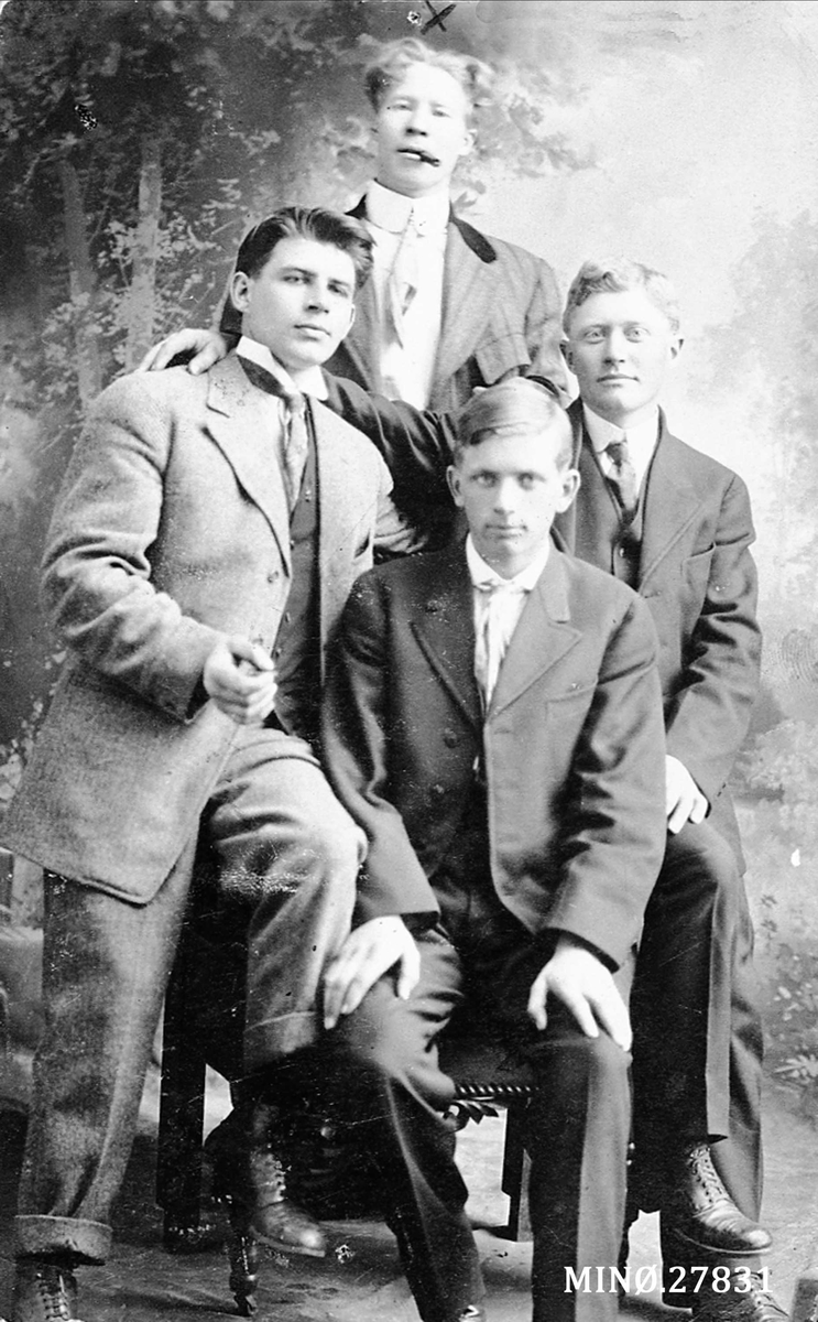 Ungdomsgruppe fra Øvre Rendal i Amerika (St. Paul, Minnesota). Fra venstre: Leif Kvile, Ingvald Bergseth, Erling Ourom, ukjent)