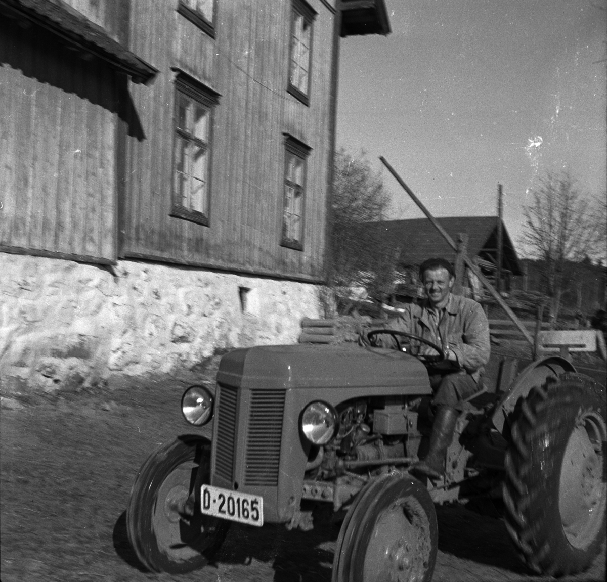 Traktor Massey Fergusson D-20165, gardsarbeider Sverre Pettersen. Åstad gard, Ring. Gnr. 365, bnr. 1-9.