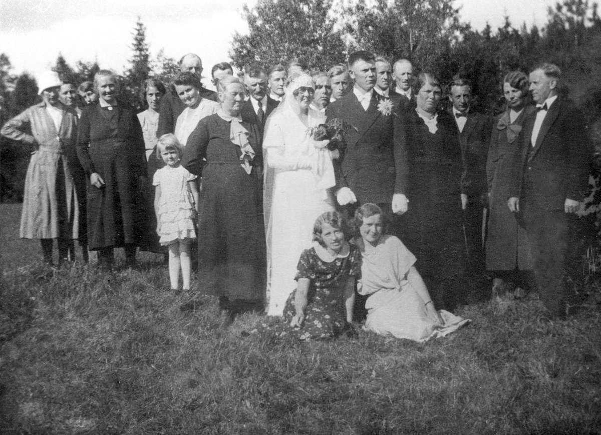 Bryllup på Tjernsli i Austvatn i 1933. Otilie Berg gifter seg med Anders Moe fra Sør-Odal. Ukjent fotograf.