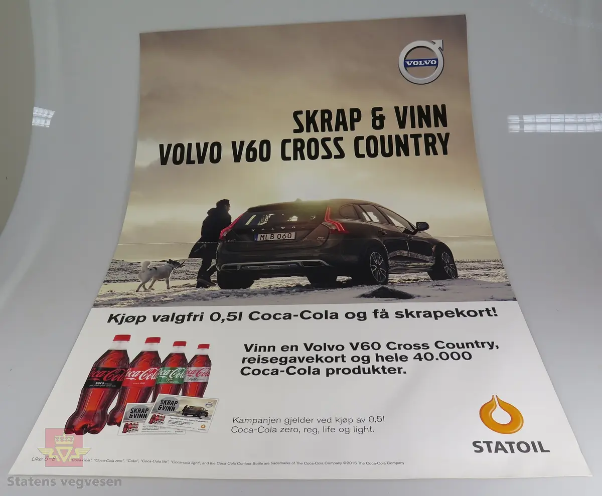 Fem ulike plakater av papp. De reklamerer for salg av bakevarer og Coca-Cola hos Statoil.