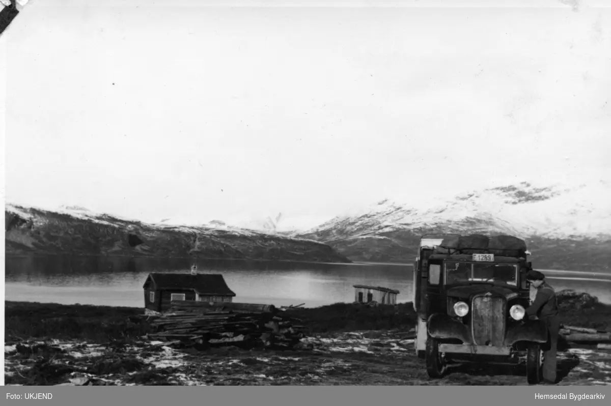 Bilde viser Putna-hytta, Vavatn om hausten
Uthus/do er under bygging
Bil på bilde med reg.nr. F-1289 Trolig Chevrolet lastebil 1934-35-modell.
Sjåføren på bilde er truleg Trond Wøllo