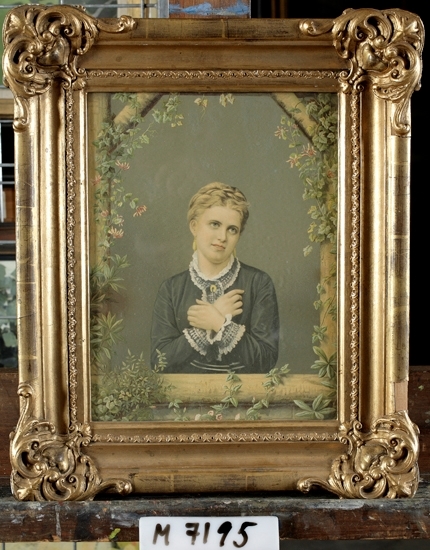Amerikanskt färgtryck föreställande en leende Christina Nilsson,
omgiven av lövverk. 
Bröstbild.
Christina Nilsson (1843-1921)