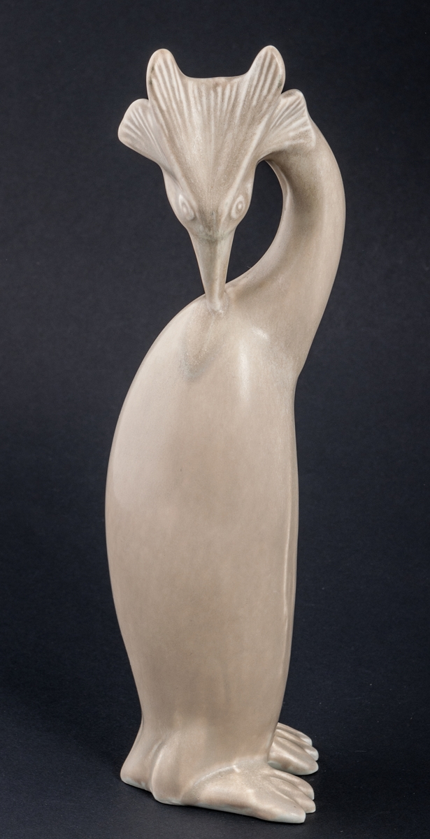 Figurin av flintgods föreställande en dopping. Benvit glasyr. Formgiven av konstnär Lillemor Mannerheim.