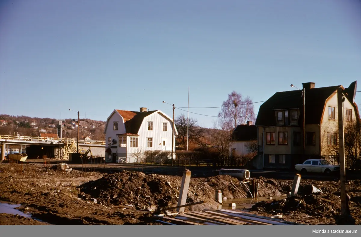 Byggnation av den nya Mölndals Bro, ca 1974-1975. Vidare ses bebyggelse vid Broslättsgatan.