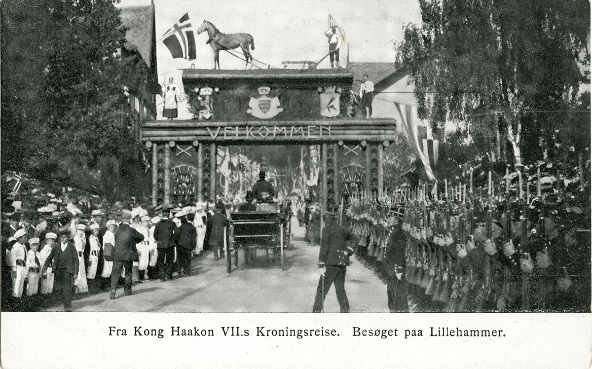 Postkort: Kongebesøk på Lillehammer ved kroningsreisen i 1906 - kongeparet kjører gjennom æresporten