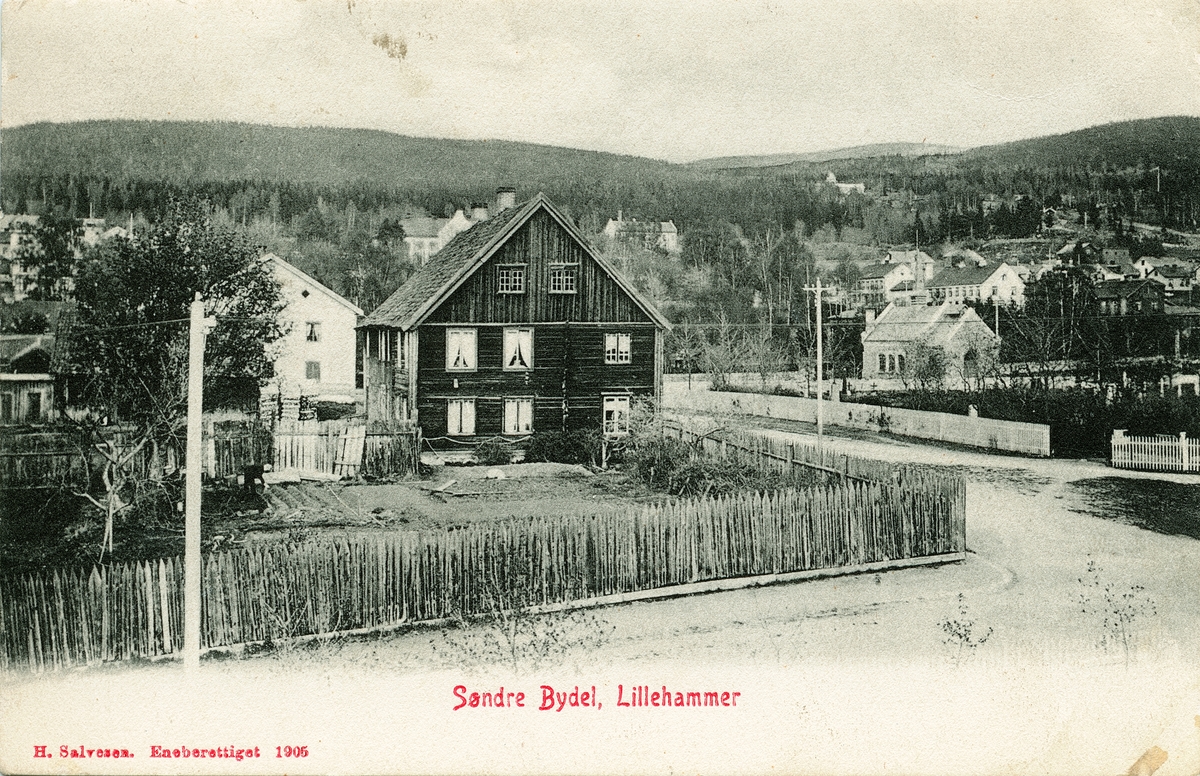 Repro: Utsikt over Lillehammer, søndre bydel med Hammer gård midt i bildet, Lhmr. gravkapell, bebyggelse, postkort.