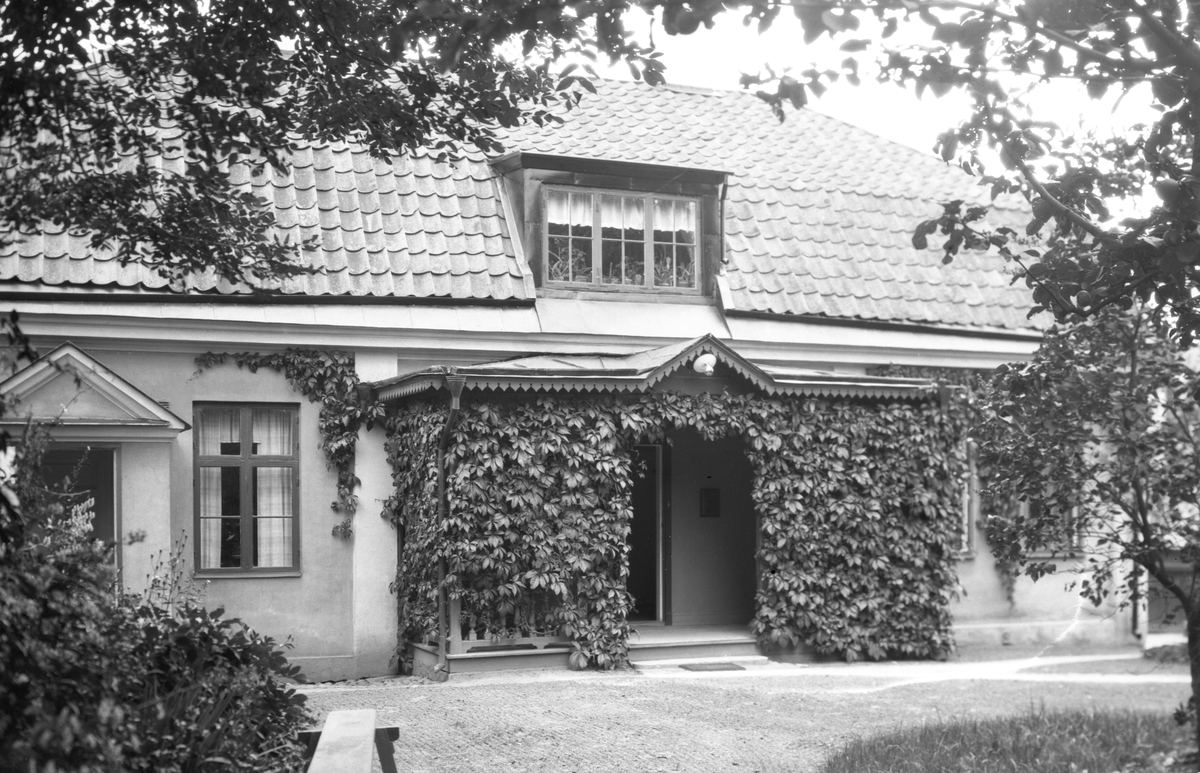 Linköpings komministergård 1929. Vid tiden disponerades gården av domkyrkokomminister Gustaf Rudolf Raginius Andersson med familj. Vy från gårdssidan.