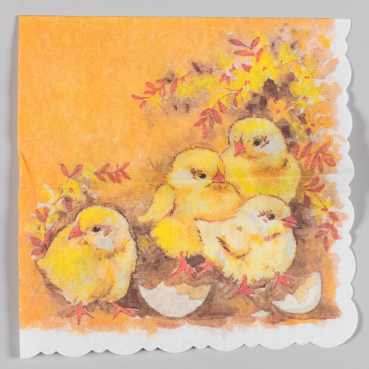 Fire kyllinger og skallet av et egg står i et landskpa med oransje og gule blomster og blader.
