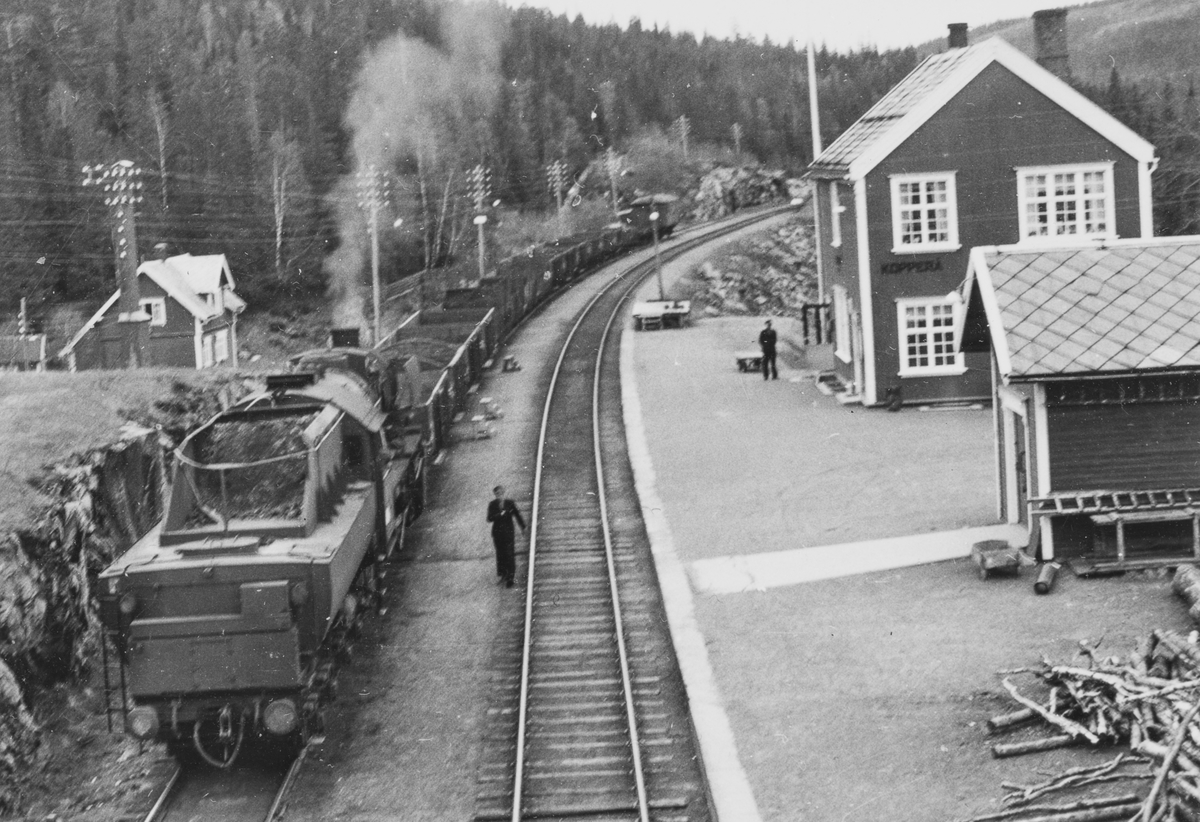 Grustog på Kopperå stasjon på Meråkerbanen. Toget trekkes av damplokomotiv type 63a nr. 5032.