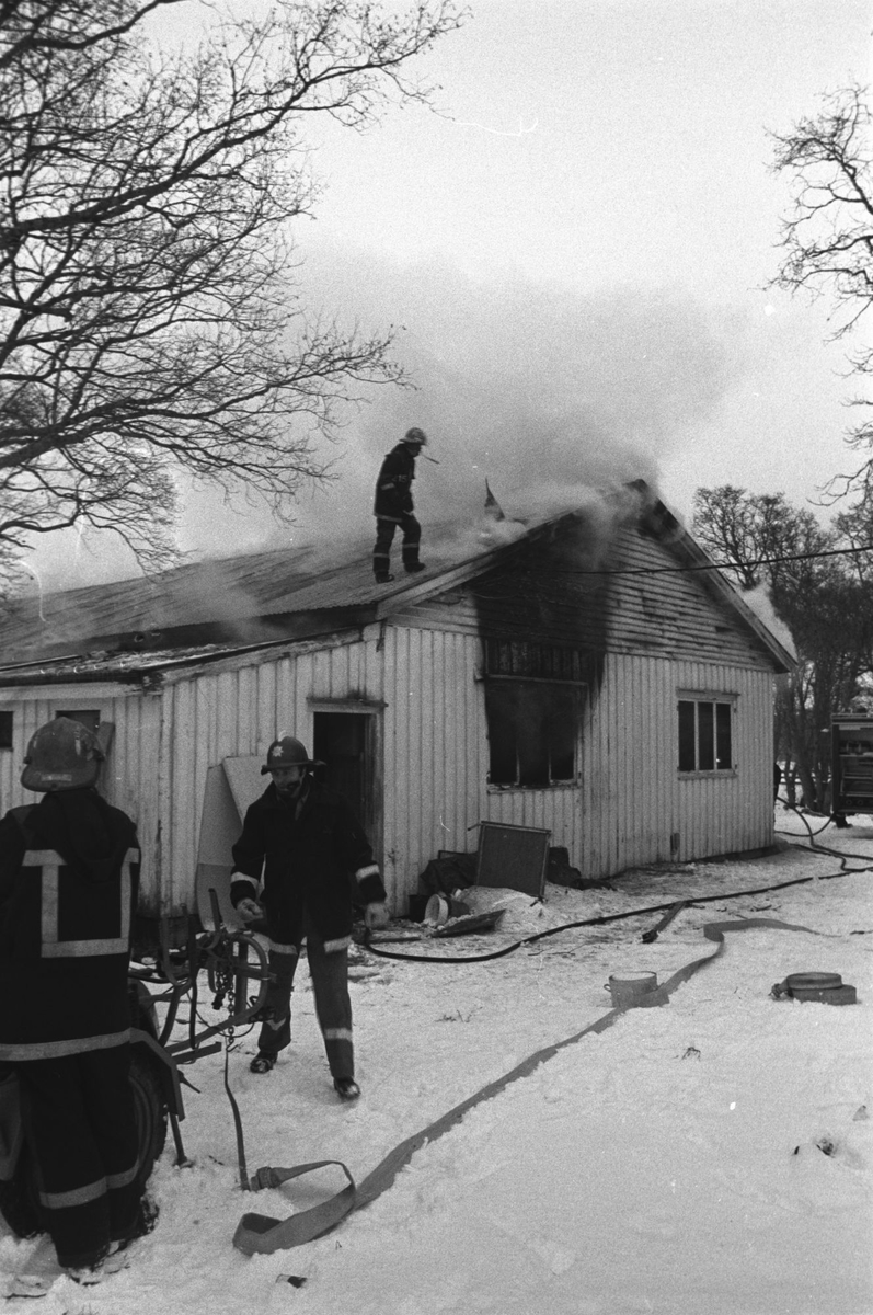 Brannmenn arbeider med slukking av brann på Oldersletta.
