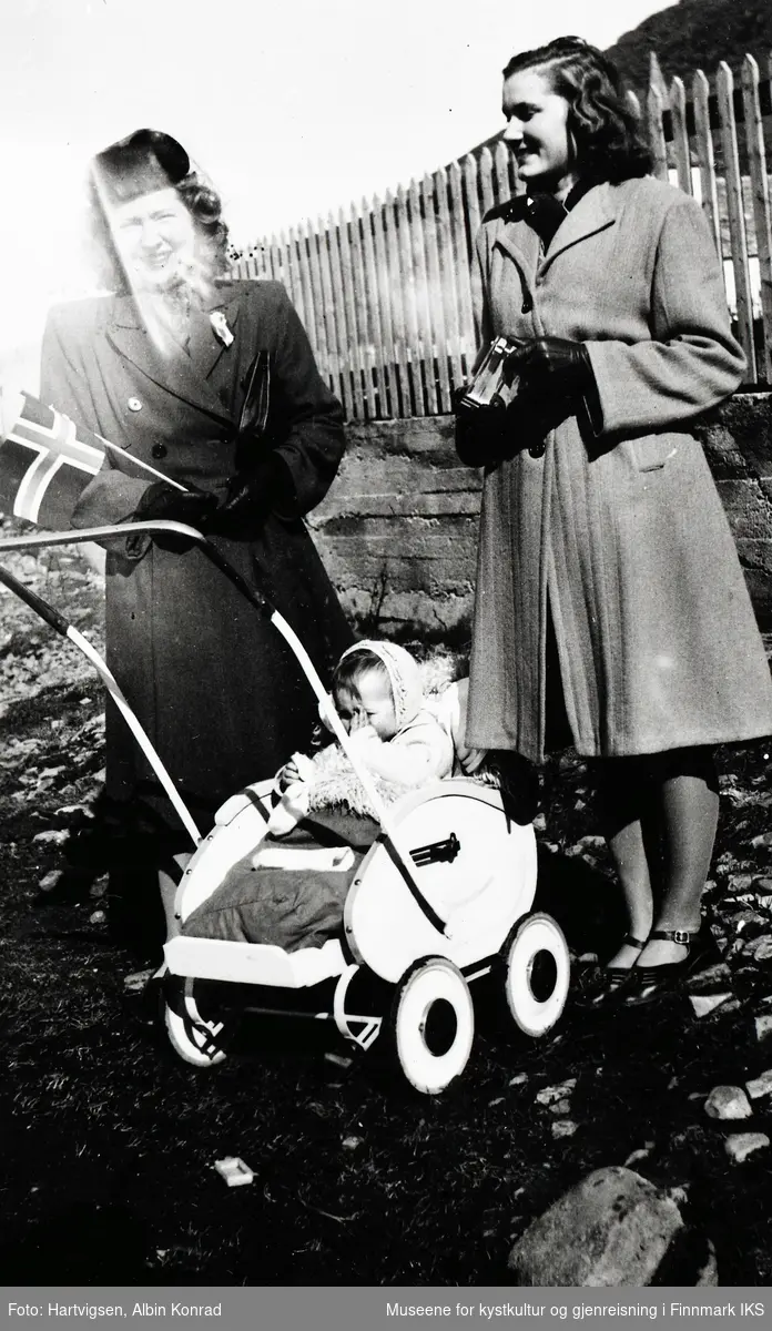 Honningsvåg. To kvinner med barnevogn. 17. mai 1948.