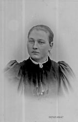Portrett av kvinne. Kari Olesdatter Dalflyen (1877-1963)
