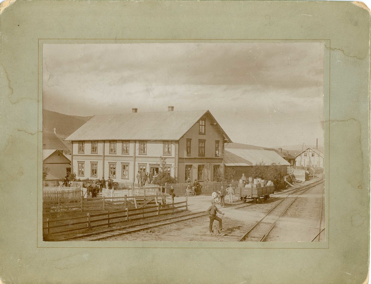 Lunstøeng, Tynset
før brannen 1903
På baksida. Gammelt bilde av Hans Lunstøengs butikk