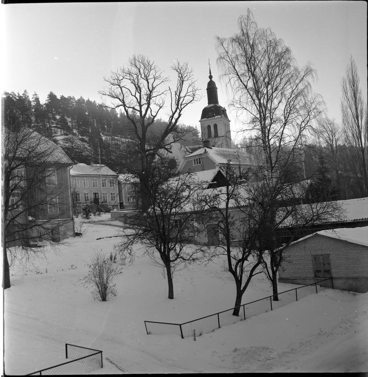 Vinter. Gränna kyrka fotograferad från Sjögatan via kv Välviljan 4.