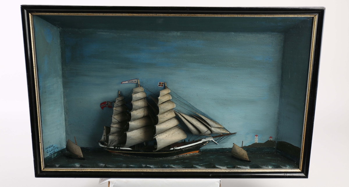 Diorama av fullrigger BERGEN med full seilføring samt to mindre seilfartøy/losbåter.