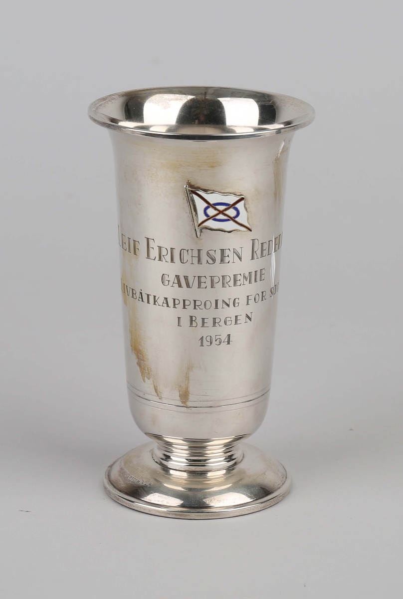 Sølvpokal fra Leif Erichsen rederi A/S.  På sokkel med emaljert rederiflagg i front på pokal.