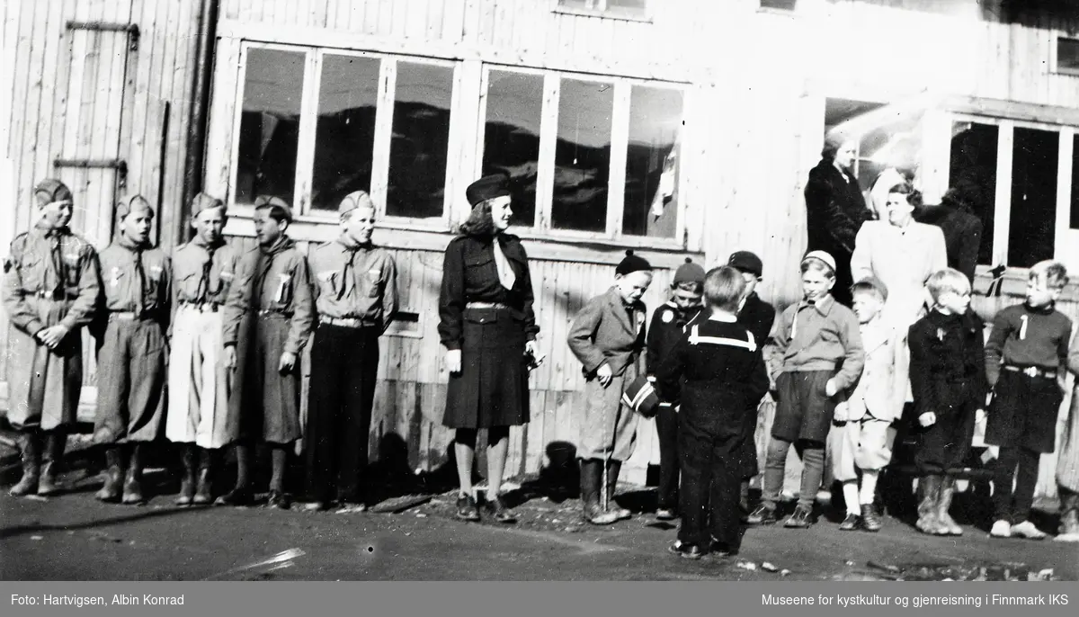 Honningsvåg. Gjenreisning. 17. mai på Torvet. Barn, voksne og pike- og guttespeidere. 17.05.1948.