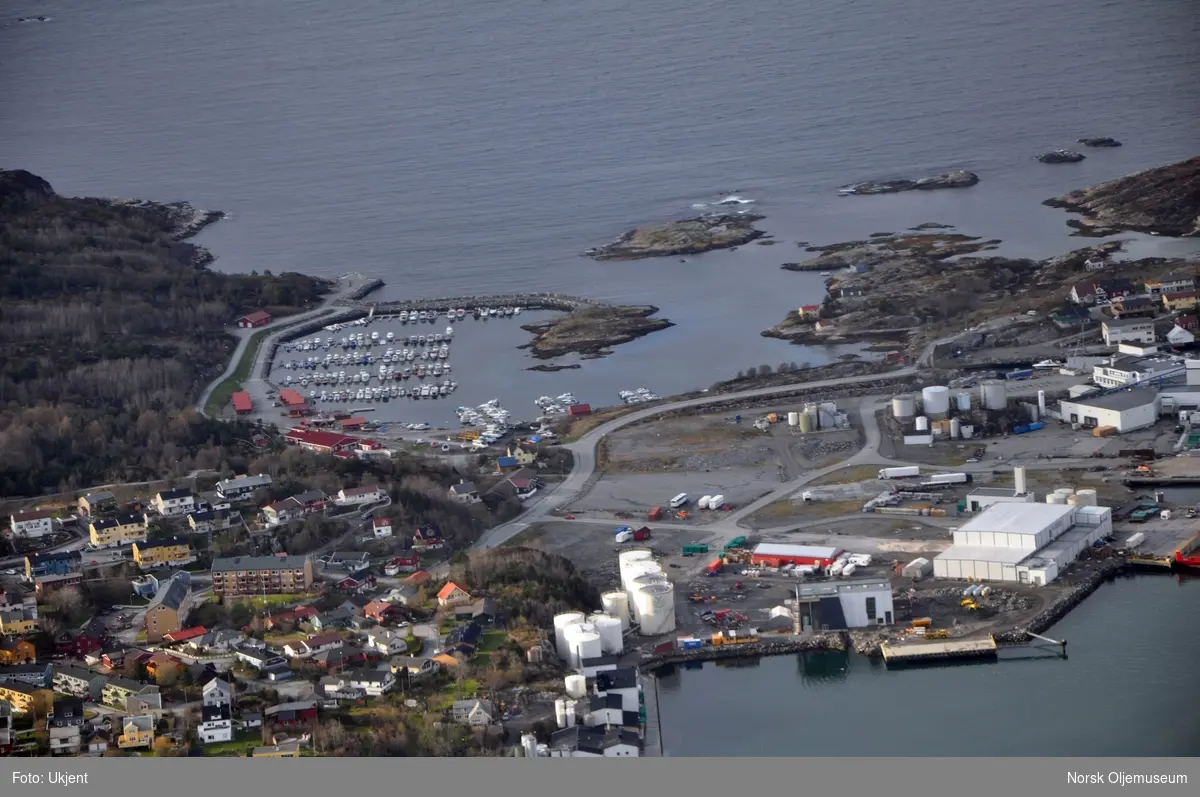 Flyfoto av Kristiansund, med hovedkontoret til Shell i det karakteristiske bygget nede til venstre i bildet.  Vestbase i forgrunnen.