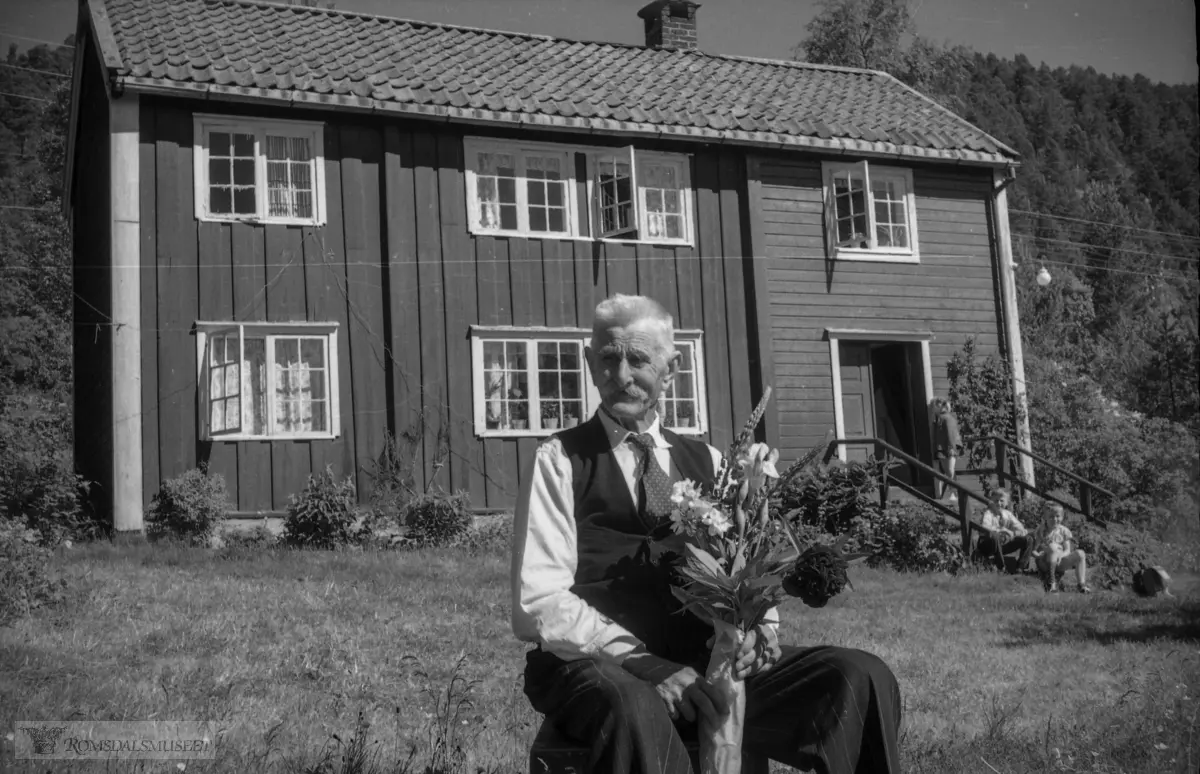 "Johan Larsen 90 år 01.07.1962" .(Om Johan Larsen Kringstad se: Romsdal Sogelag 2001 side 241-)