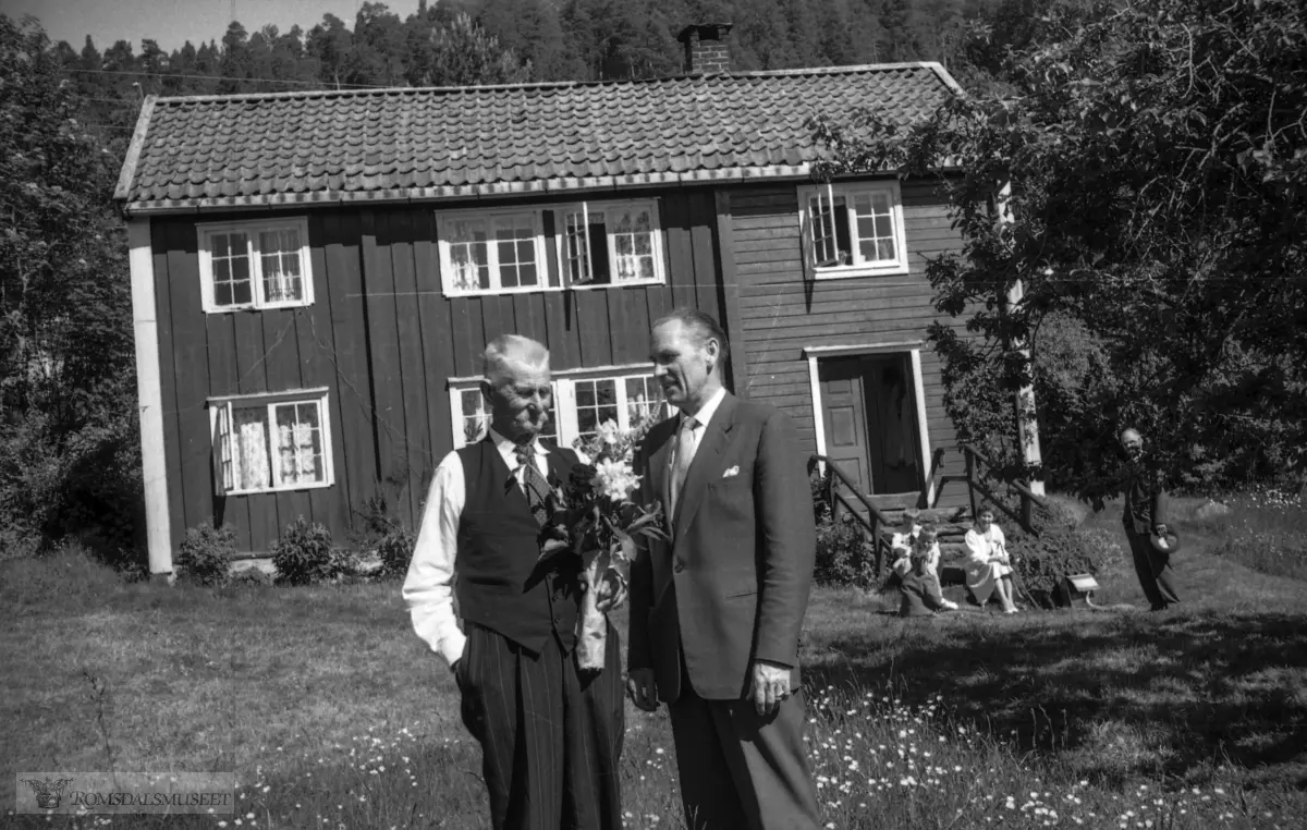 "Johan Larsen 90 år 01.07.1962" .(Om Johan Larsen Kringstad se: Romsdal Sogelag 2001 side 241-)