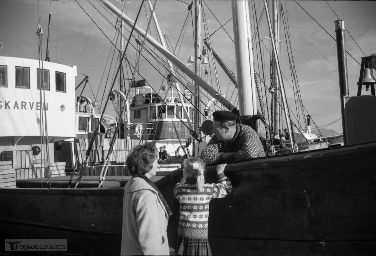 "Barden 1" (M-18-SA), båt nr 3 fra kaia.."september-oktober 1962"."Tur Kristiansund (Nordmørsutstillinga)".