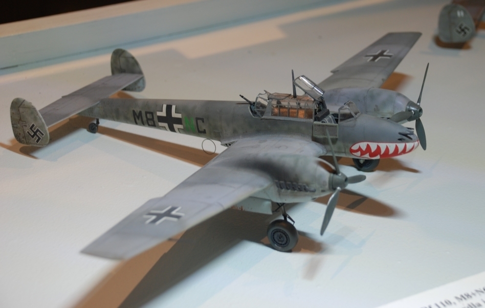 Modell av Messerschmitt Bf 110, M8+NC frå Stab II.ZG 76. Dette flyet vitja Herdla i 1941. Haikjeften på nasepartiet gav gruppa namnet "Haikjeftgruppa".