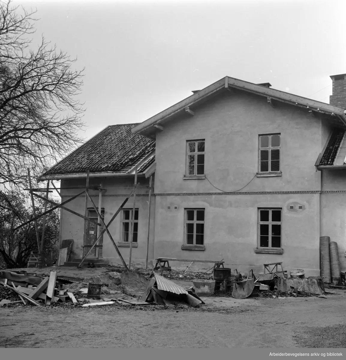 Østre Aker Prestegård restaureres. November 1963