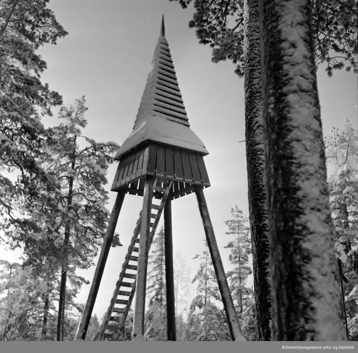 Østmarka: Klokketårnet til Østmarkskapellet ligger midtveis i den nye lysløypa. Januar 1959