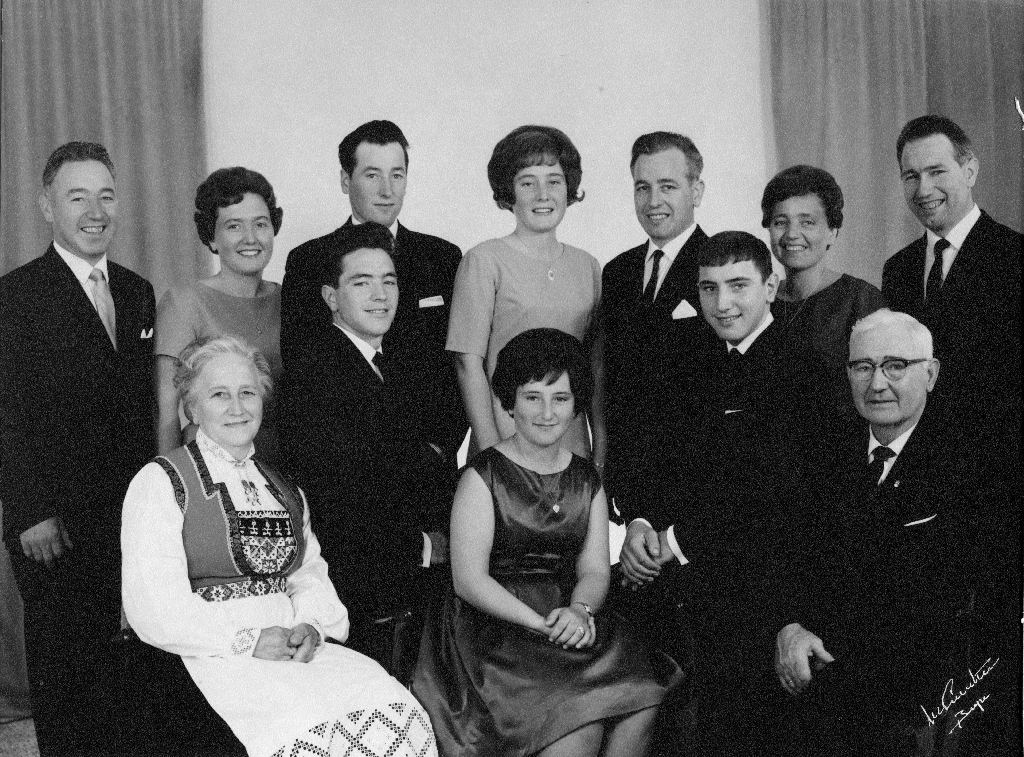 Familien til Lovise Henriette f. Aarbakke og Ingebret Serigstad. Framme f.v. : Mor Lovise Henriette Serigstad f. Aarbakke (30.5.1903 - 25.5.1996) i Hardangerbunad, Ruth Serigstad g. Sæther (11.2.1952 - ) og far Ingebret Serigstad (9.1.1899 - 3.2.1986). I midten f.v. : Leif Karluf Serigstad (26.6.1943 - ) og Sven Gudmund Serigstad (1.4.1948 - ). Bak f.v. : Jon Serigstad (8.2.1925 - 31.12.2004), Ingfrid Lillian Serigstad g. Serigstad (1.6.1937 - ), Harald Ingebret Serigstad (24.3.1939 - ), Brit Solveig Serigstad g. Thu (24.7.1945 - ), Magnus Serigstad 3.7.1928 - 21.8.1998), Augunn Serigstad g. Thormodsæter (10.6.1930 - 29.4.2019) og Anders I. Serigstad (15.9.1926 - 19.12.2015)