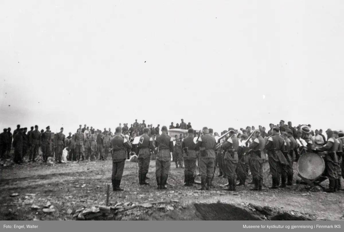 Porsangneset. Tysk militærorkester ved festningsverkene. St. Bernhardshunder sammen med soldatene. 1941-1944.