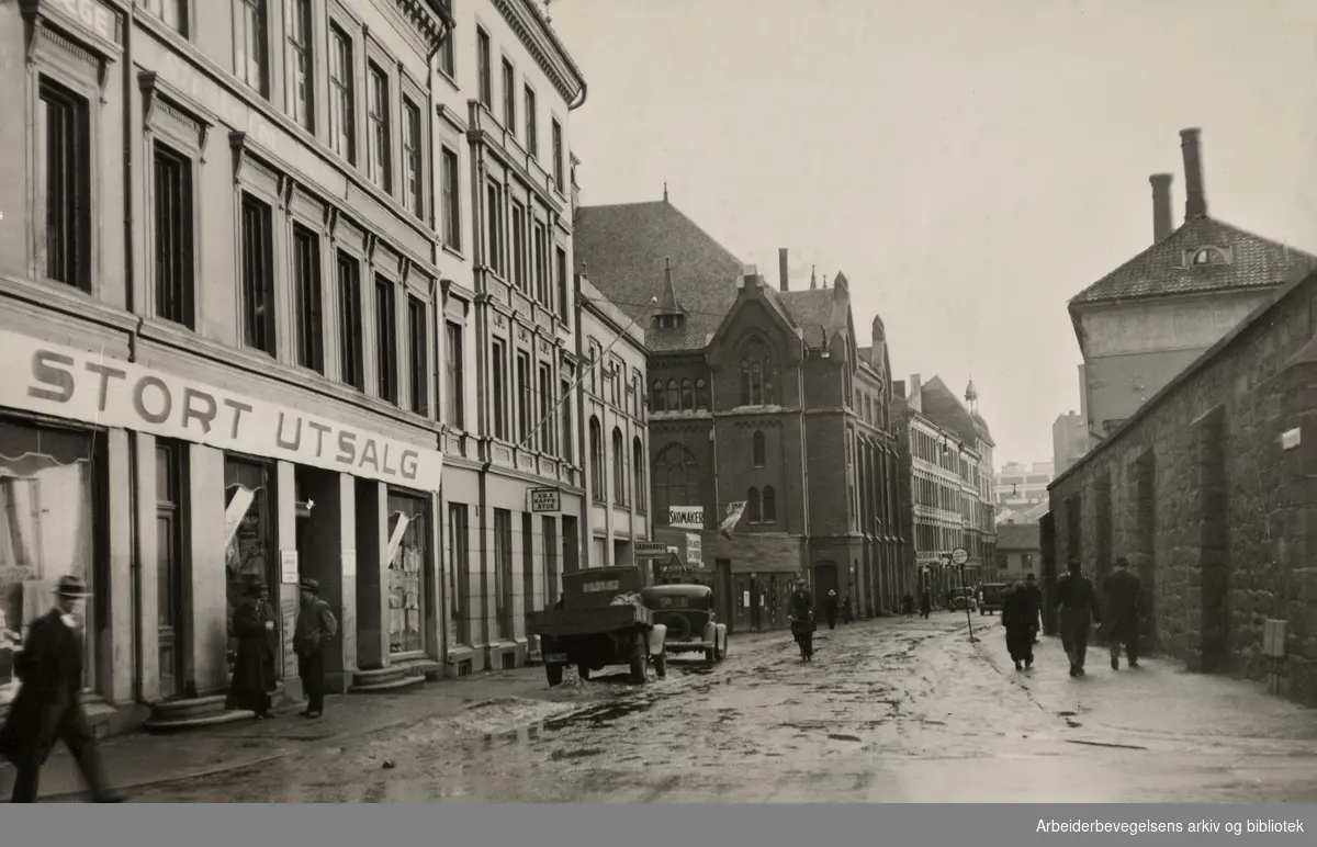 Bernt Ankers gate, fotografert fra Torggata mot Storgata. Muren til kvinnefengslet til høyre.Calmeyersgates misjonshus rett fram.1935