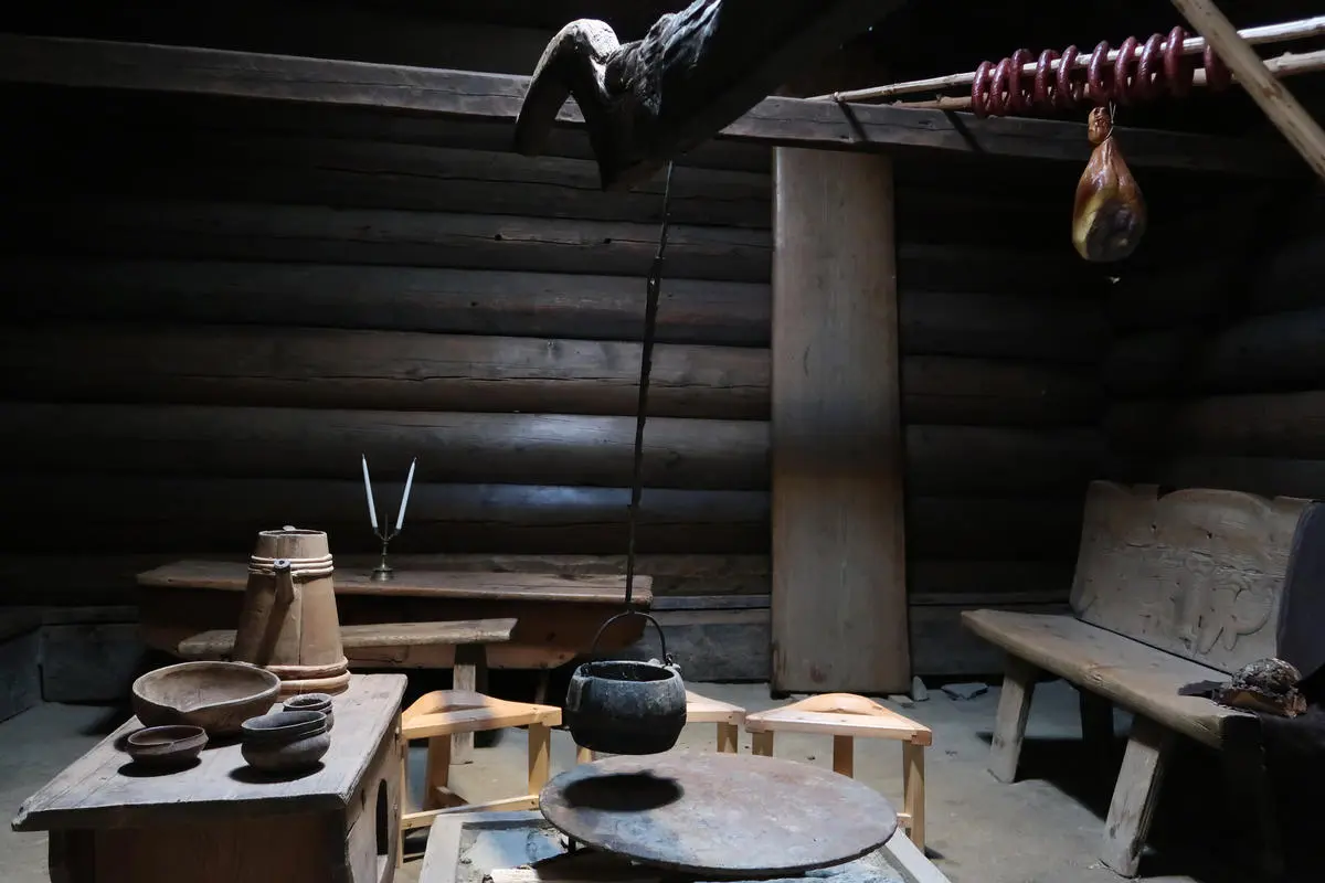 Stue fra Kjelleberg, Setesdal, på Norsk Folkemuseum. Foto: Astrid Santa, Norsk Folkemuseum.
