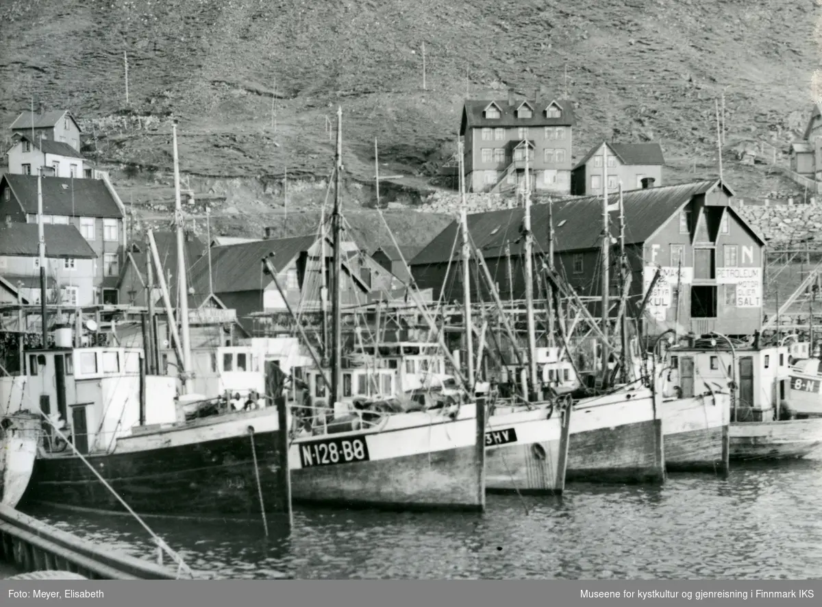 Honningsvåg. Fiskebåter til kai ved fiskebruk. Sannsynligvis Nissenbruket. 1940.